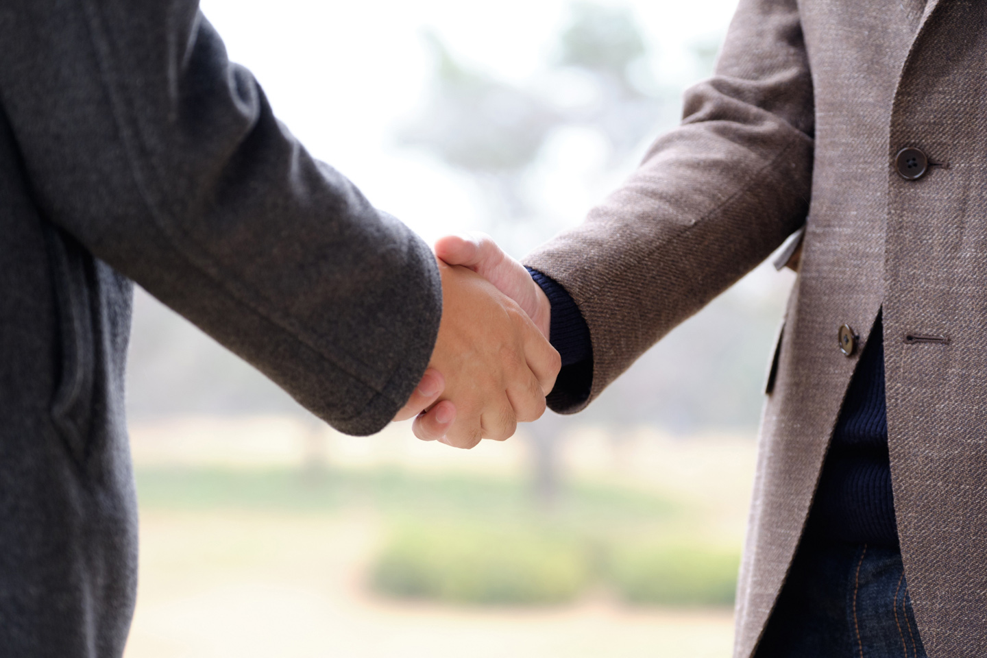 握手する人